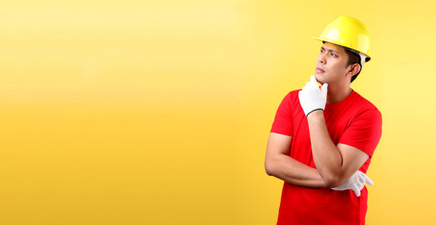 工业工人或工程师在黄色背景工作室研究建筑的肖像，具有复制空间。工作安全概念图片下载