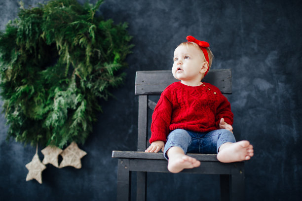 穿着红色毛衣的小宝宝，快乐的童年图片下载