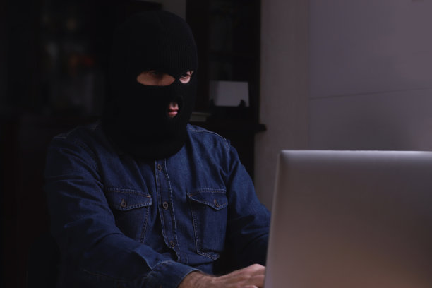 小偷从笔记本电脑窃取数据图片下载