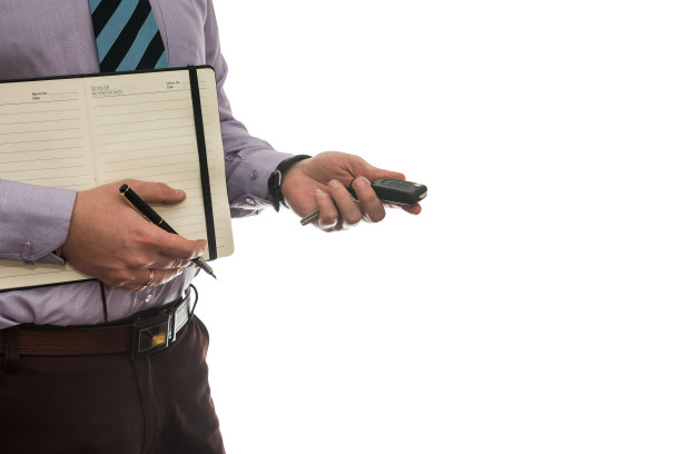 商人将汽车钥匙交给白色背景上隔离的汽车图片下载