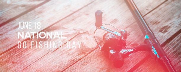 全国钓鱼日海报。木制背景上的渔具图片下载
