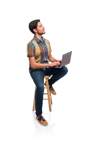 一个年轻人拿着笔记本电脑，抬头看图片下载