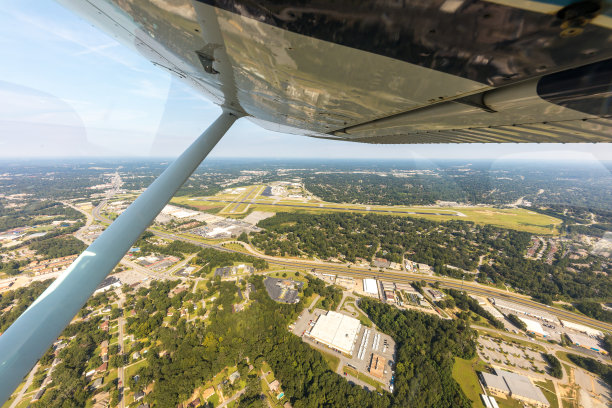 飞机机翼在上升图片下载