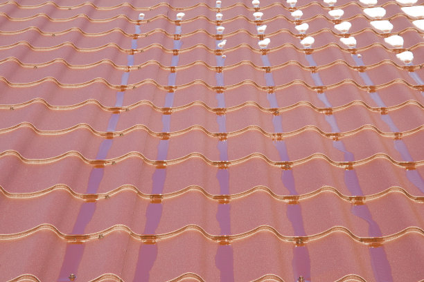 雪下的金属屋顶图片下载