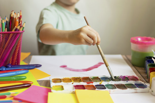 孩子在画画，水彩、水粉、画笔、彩色蜡笔、贴纸，绘画、创意、爱好套装。图片下载