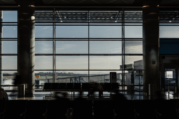 人们在机场等飞机图片下载