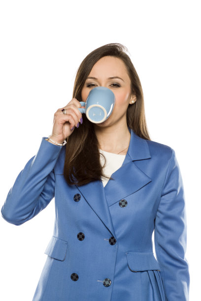 年轻的女商人从白色背景的杯子里喝水图片下载