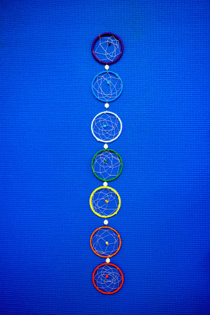 蓝色瑜伽垫上的脉轮图片下载