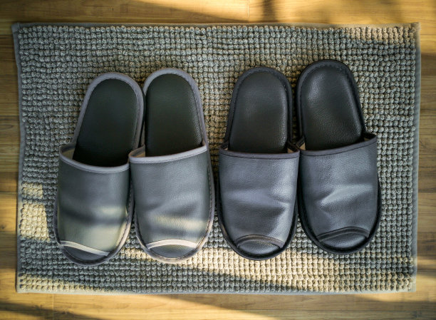 在房间里穿的黑色拖鞋。图片下载