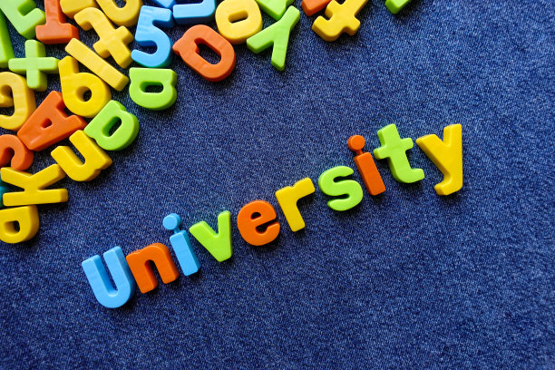 大学的彩色字母。教育的概念。图片下载