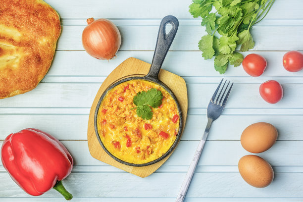 土耳其国菜，西红柿炒蛋，洋葱和西红柿。上图。配料就在附近。图片下载