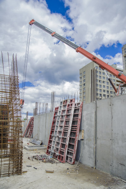 用起重机建造单片墙体图片下载