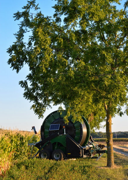 灌溉系统与一个大软管卷轴图片下载