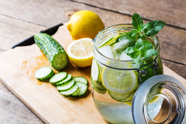 黄瓜水。用黄瓜和柠檬香做的排毒水图片下载