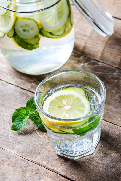 黄瓜水。用黄瓜和柠檬香做的排毒水图片下载