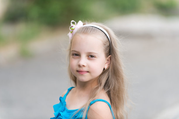 可爱的小女孩穿着蓝色背心在户外图片下载