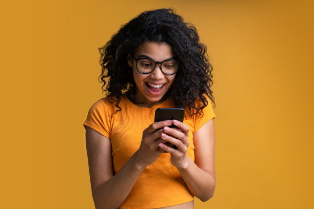 使用手机的年轻非裔美国女孩图片下载