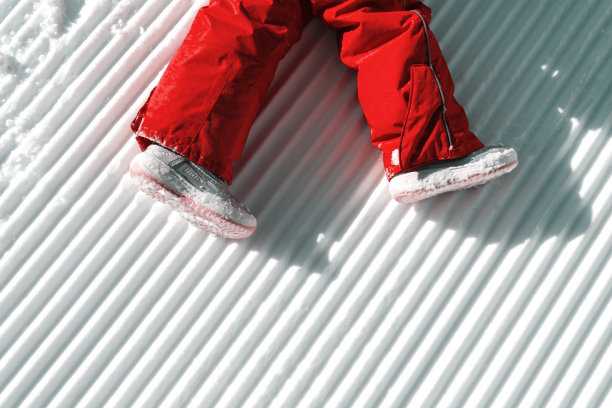 穿着红色滑雪裤的儿童的腿图片下载