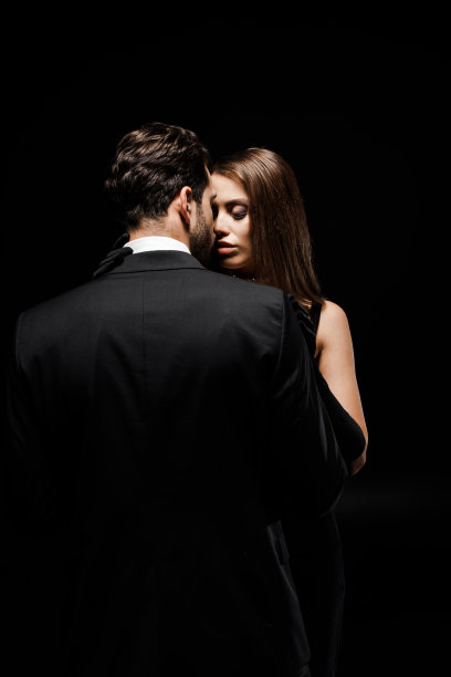 有魅力的女人站在黑色孤立的男友图片下载