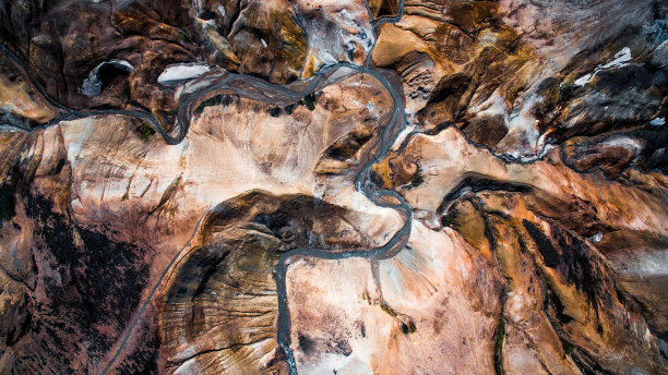 欧洲冰岛地热区高地的克林加夫乔尔的无人机鸟瞰图。有趣的雪、河、山图案图片下载