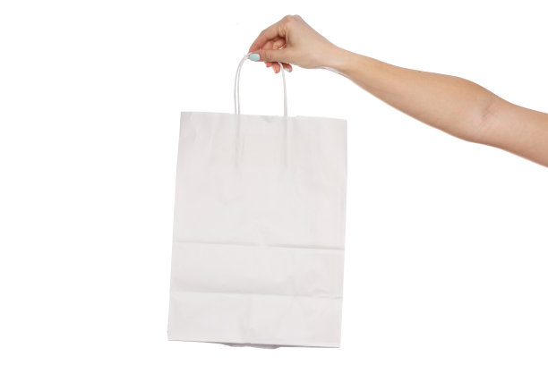 纸艺购物袋，女性手中的环保包装，留白背景，购物礼品概念图片下载