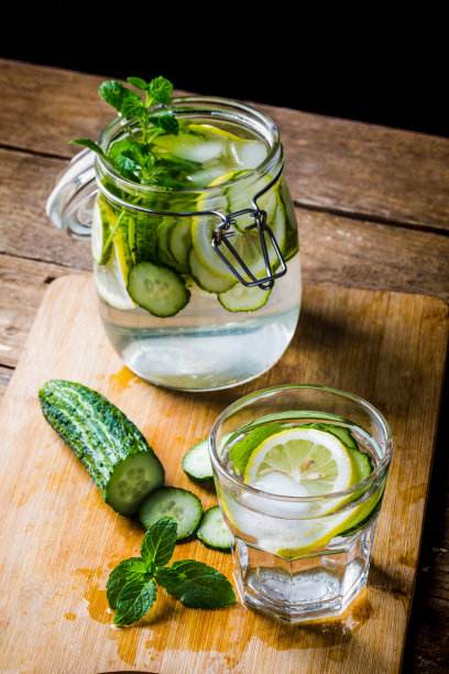 黄瓜水。用黄瓜和柠檬香做的排毒水图片下载
