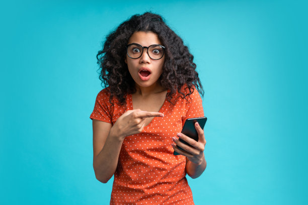 使用手机的年轻非裔美国女孩图片下载