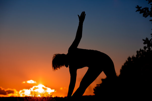 成年女性三角形体位剪影图片下载