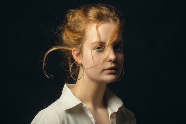 美丽的年轻女子图片下载