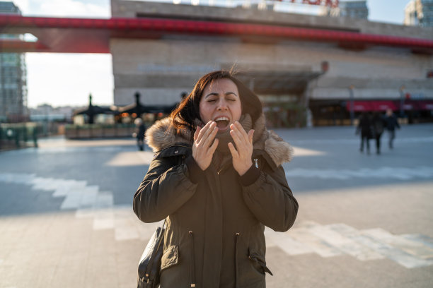 擤鼻涕的生病女人图片下载