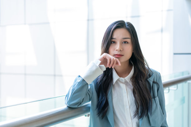 一位亚洲妇女对着镜头微笑图片下载