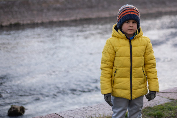 男孩站在河边的照片图片下载