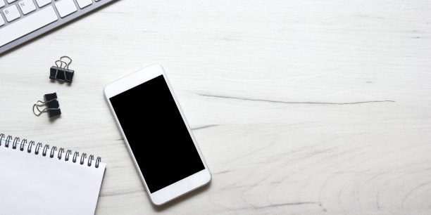 办公桌旁摆着办公用品。平整办公场所及物品。前视图。文本复制空间图片下载