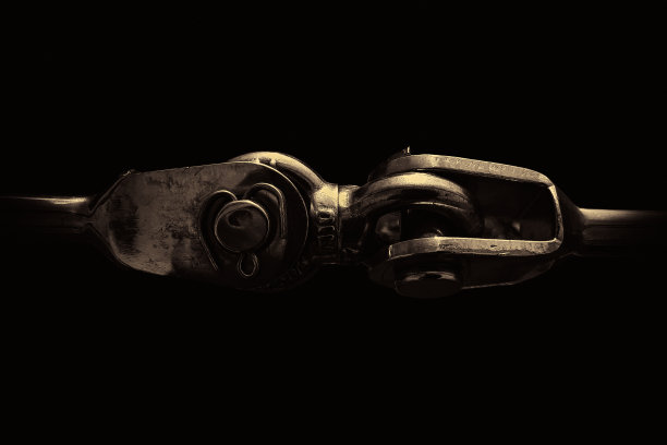 一个青铜和黑色的不锈钢带眼螺栓连接图片下载