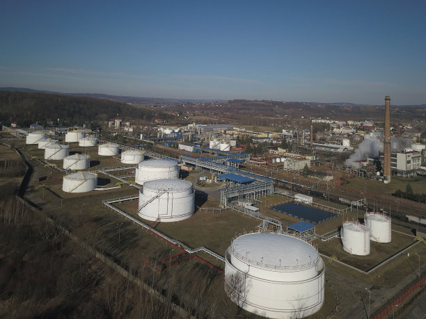 欧洲炼油厂航拍：化工产品生产图片下载