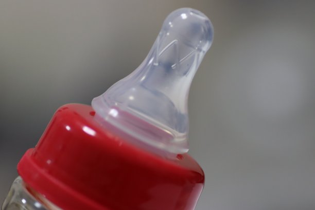 奶瓶的顶端。图片下载