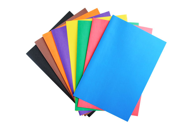 白色背景上的彩色亚光纸。特写镜头。白色隔离图片下载