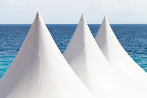 湛蓝的天空下，还有海水图片下载