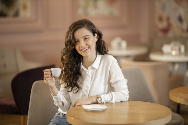 女人喝咖啡和在咖啡馆休息的肖像图片下载