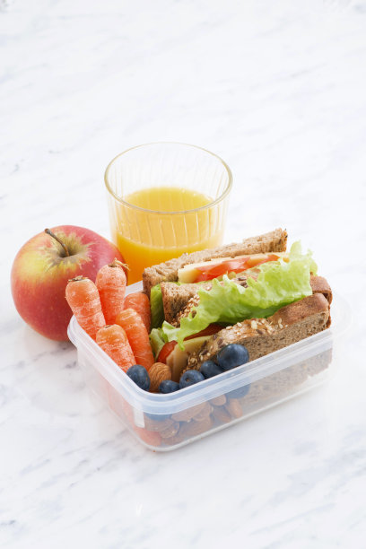 桌上放着全麦面包三明治的午餐盒图片下载