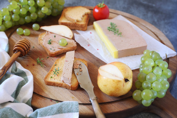 鹅肝配烤面包和水果:葡萄和甜梨图片下载