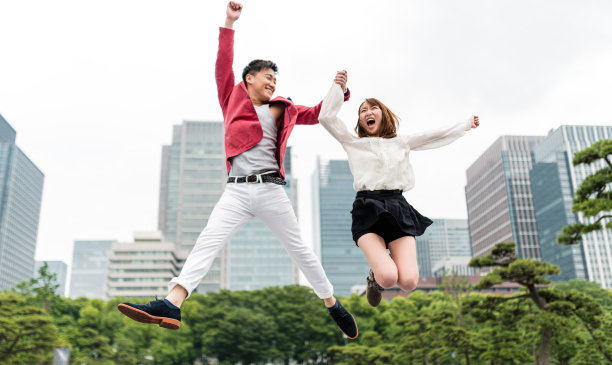 快乐的人们在东京跳跃图片下载