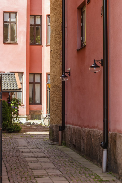 狭窄的小巷变成了住宅楼图片下载