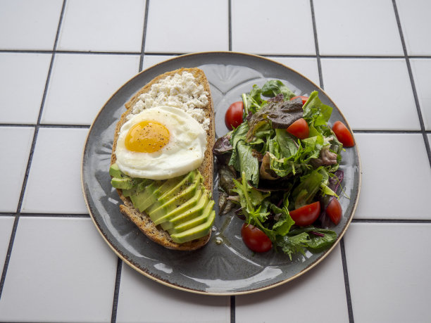 牛油果吐司配羊乳酪和樱桃番茄-库存照片图片下载