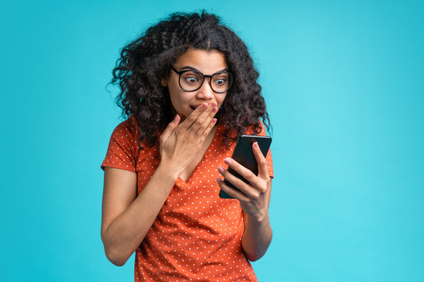 使用手机的年轻非裔美国女孩图片下载