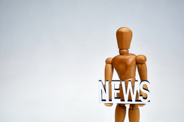 木制艺术家的人物持有文字新闻图片下载