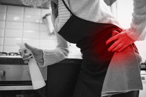 打扫房间、厨房和做家务时受伤。图片下载