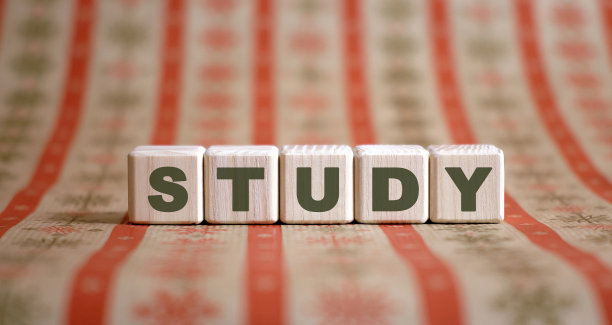 概念-文本学生木制光立方体图片下载