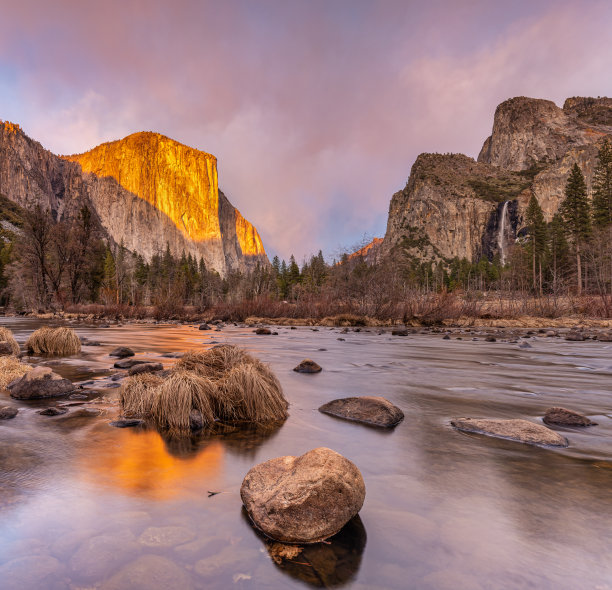 El Capitan在日落时闪闪发光图片下载