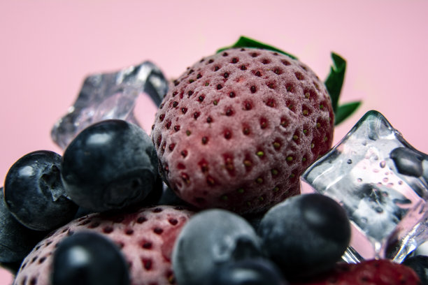 冰冻浆果的宏观视图:草莓，蓝莓和冰块图片下载